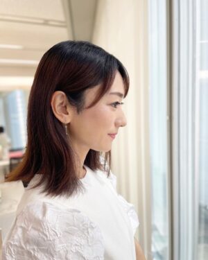 Mariko Dou Instagram - 今日は、代理で「ワイド！スクランブル」のピックアップニュースを担当しました。明日も担当予定なので、よろしくお願い致します！！

本日は上下共にホワイトの衣装で、爽やかでした☺️✨
まだまだだ暑いですが、体調には気を付けて頑張りましょう❣️

☆ブラウス,スカート… #ノーリーズ
☆アクセサリー… #starjewelry 

 #大下容子ワイドスクランブル #ワイドスクランブル #ニュース #テレビ朝日 #堂真理子 #アナウンサー #アナウンサー衣装 #番組衣装
