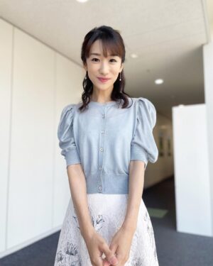 Mariko Dou Instagram - 本日の「ワイド！スクランブル」の衣装は、

☆ニット,スカート… #laissepasse 
☆アクセサリー… #ete

でした👗✨

今日も暑いですが、午後も頑張りましょう♪

 #大下容子ワイドスクランブル #ワイドスクランブル #ニュース #テレビ朝日 #堂真理子 #アナウンサー #アナウンサー衣装 #番組衣装