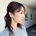 Mariko Dou Instagram - 本日の「ワイド！スクランブル」の衣装は、 ☆ニット,スカート… #laissepasse ☆アクセサリー… #ete でした👗✨ 今日も暑いですが、午後も頑張りましょう♪ #大下容子ワイドスクランブル #ワイドスクランブル #ニュース #テレビ朝日 #堂真理子 #アナウンサー #アナウンサー衣装 #番組衣装