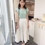 Mariko Dou Instagram - 初めて担当した午後のAbema Newsで、一緒にニュースを伝えた楪さんと放送後に写真をと撮りました☺️ 分からないことだらけの私を、たくさんフォローして下さいました😭✨ありがとうございます✨ ちなみに2枚目の写真が衣装で、1,3枚目の写真が私服👗 ミントグリーンのニット✖︎水玉スカートの組み合わせが見事にシンクロしていて、思わず笑ってしまいました😆🎵 #abemanews #楪望 さんと #衣装 と #私服 が #シンクロ #堂真理子 #テレビ朝日 #アナウンサー