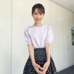 Mariko Dou Instagram - 「ワイド！スクランブル」、午後の部放送中です！ 本日の衣装は、 ☆ニット,スカート… #ノーリーズ ☆アクセサリー… #starjewelry でした👗✨ 大好きなラベンダー✖︎ドット、という自分の中での最強の組み合わせでした🥰笑 昨日に引き続き今日も暑いですが、熱中症対策をしっかりして、午後も頑張りましょう❣️ #大下容子ワイドスクランブル #ワイドスクランブル #ニュース #テレビ朝日 #堂真理子 #アナウンサー #アナウンサー衣装 #番組衣装