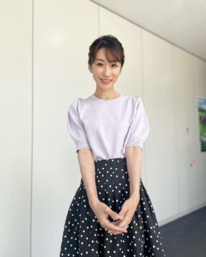 Mariko Dou Instagram - 「ワイド！スクランブル」、午後の部放送中です！
本日の衣装は、

☆ニット,スカート… #ノーリーズ
☆アクセサリー… #starjewelry

でした👗✨
大好きなラベンダー✖︎ドット、という自分の中での最強の組み合わせでした🥰笑

昨日に引き続き今日も暑いですが、熱中症対策をしっかりして、午後も頑張りましょう❣️

 #大下容子ワイドスクランブル #ワイドスクランブル #ニュース #テレビ朝日 #堂真理子 #アナウンサー #アナウンサー衣装 #番組衣装