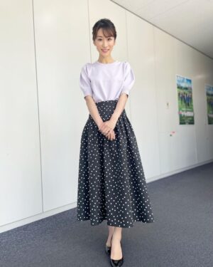 Mariko Dou Instagram - 「ワイド！スクランブル」、午後の部放送中です！
本日の衣装は、

☆ニット,スカート… #ノーリーズ
☆アクセサリー… #starjewelry

でした👗✨
大好きなラベンダー✖︎ドット、という自分の中での最強の組み合わせでした🥰笑

昨日に引き続き今日も暑いですが、熱中症対策をしっかりして、午後も頑張りましょう❣️

 #大下容子ワイドスクランブル #ワイドスクランブル #ニュース #テレビ朝日 #堂真理子 #アナウンサー #アナウンサー衣装 #番組衣装