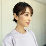 Mariko Dou Instagram - 「ワイド！スクランブル」、午後の部放送中です！ 本日の衣装は、 ☆ニット,スカート… #ノーリーズ ☆アクセサリー… #starjewelry でした👗✨ 大好きなラベンダー✖︎ドット、という自分の中での最強の組み合わせでした🥰笑 昨日に引き続き今日も暑いですが、熱中症対策をしっかりして、午後も頑張りましょう❣️ #大下容子ワイドスクランブル #ワイドスクランブル #ニュース #テレビ朝日 #堂真理子 #アナウンサー #アナウンサー衣装 #番組衣装