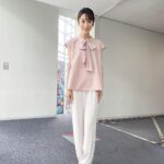 Mariko Dou Instagram - 本日の「ワイド！スクランブル」の衣装は、 ☆ブラウス,パンツ… #laissepasse ☆アクセサリー… #starjewelry でした👗✨ リボンが付いた可愛いシャツと、久しぶりにパンツでした💕髪型も素敵にしてもらいました！ほどくのがもったいない、、、✨ 今日は山の日で祝日ですね😊体調にはお気を付けて、素敵な連休・お盆休みをお過ごし下さい♪ #大下容子ワイドスクランブル #ワイドスクランブル #ニュース #テレビ朝日 #堂真理子 #アナウンサー #アナウンサー衣装 #番組衣装