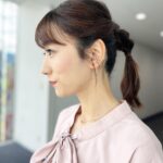 Mariko Dou Instagram - 本日の「ワイド！スクランブル」の衣装は、 ☆ブラウス,パンツ… #laissepasse ☆アクセサリー… #starjewelry でした👗✨ リボンが付いた可愛いシャツと、久しぶりにパンツでした💕髪型も素敵にしてもらいました！ほどくのがもったいない、、、✨ 今日は山の日で祝日ですね😊体調にはお気を付けて、素敵な連休・お盆休みをお過ごし下さい♪ #大下容子ワイドスクランブル #ワイドスクランブル #ニュース #テレビ朝日 #堂真理子 #アナウンサー #アナウンサー衣装 #番組衣装
