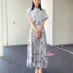 Mariko Dou Instagram - 今日はまた一段と暑いですね☀️💦 お出かけの際は、熱中症対策をしっかりして、体調にはお気を付け下さい✨ 本日の「ワイド！スクランブル」の衣装は、 ☆ブラウス,スカート… #stola ☆アクセサリー… #ete でした👗✨ 涼しげな衣装の色と素材に癒されました😊 午後も頑張りましょう❣️ #大下容子ワイドスクランブル #ワイドスクランブル #ニュース #テレビ朝日 #堂真理子 #アナウンサー #アナウンサー衣装 #番組衣装
