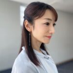 Mariko Dou Instagram - 今日はまた一段と暑いですね☀️💦 お出かけの際は、熱中症対策をしっかりして、体調にはお気を付け下さい✨ 本日の「ワイド！スクランブル」の衣装は、 ☆ブラウス,スカート… #stola ☆アクセサリー… #ete でした👗✨ 涼しげな衣装の色と素材に癒されました😊 午後も頑張りましょう❣️ #大下容子ワイドスクランブル #ワイドスクランブル #ニュース #テレビ朝日 #堂真理子 #アナウンサー #アナウンサー衣装 #番組衣装