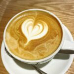 Mariko Dou Instagram - カフェラテを注文した時に作っていただくスチームミルクのハートにささやかな幸せを感じます💕 今週もお疲れ様でした✨ #カフェラテ #大好き です #スチームミルク の #ハート #堂真理子 #テレビ朝日 #アナウンサー