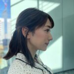 Mariko Dou Instagram - 金曜日の「ワイド！スクランブル」の衣装は、 ☆ブラウス,パンツ… #proportionbodydressing ☆アクセサリー… #ete でした👗✨ 今日の東京は穏やかで暖かいですね☀️ でもそろそろ花粉が、、、😷💦 今週も頑張りましょう♪ #大下容子ワイドスクランブル #ワイドスクランブル #ニュース #テレビ朝日 #アナウンサー #堂真理子 #アナウンサー衣装 #番組衣装