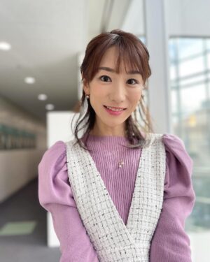 Mariko Dou Instagram - 本日の「ワイド！スクランブル」の衣装は、

☆ニット,スカート… #laissepasse 
☆アクセサリー… #starjewelry

でした👗✨
パフスリーブのピンクニットとジャンパースカートの組み合わせが冬らしくて素敵でした❄️💕

今日も寒かったですが、週末はさらに寒くなりそうですね⛄️
暖かくしてお過ごしください✨
今週もお疲れ様でした♪

 #大下容子ワイドスクランブル #ワイドスクランブル #ニュース #テレビ朝日 #堂真理子 #アナウンサー #アナウンサー衣装 #番組衣装