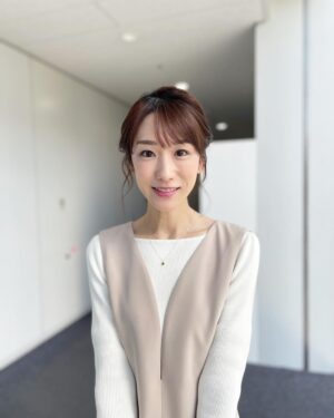 Mariko Dou Instagram - 本日の「ワイド！スクランブル」の衣装は、

☆ニット,ジャンパースカート… #proportionbodydressing 
☆アクセサリー…  #starjewelry

でした👗✨

今夜も寒いですね❄️
引き続き、暖かくしてお過ごし下さい。

今週もお疲れ様でした😌

 #大下容子ワイドスクランブル #ワイドスクランブル #ニュース #テレビ朝日 #堂真理子 #アナウンサー #アナウンサー衣装 #番組衣装