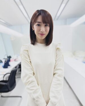 Mariko Dou Instagram - 本日の「ワイド！スクランブル」の衣装は、

☆ワンピース… #laissepasse 

でした👗
素敵な真っ白のワンピース、汚さないように注意深く仕事しました😆笑
週末、髪を切りました！

明日は朝7時からAbema Morning、よろしくお願いします✨

 #大下容子ワイドスクランブル 
 #ワイドスクランブル
 #ニュース
 #テレビ朝日 
 #明日 は
 #アベモニ
 #よろしくお願いします
 #堂真理子 #アナウンサー #アナウンサー衣装 #番組衣装