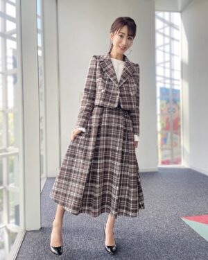 Mariko Dou Instagram - 金曜日は、スタイリストさんがたくさん写真を撮ってくれました📷
オフショットを何枚か載せます☺️

さて、今週は並木アナの代理で月曜日、火曜日の「Abema Morning」を担当します🎤よろしくお願いします🎵

 #ワイドスクランブル の
 #オフショット
 #写真
 #明日 と
 #明後日 は
 #アベモニ
 #よろしくお願いします
 #堂真理子 #テレビ朝日 #アナウンサー