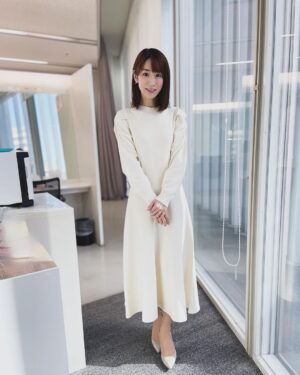 Mariko Dou Instagram - 本日の「ワイド！スクランブル」の衣装は、

☆ワンピース… #laissepasse 

でした👗
素敵な真っ白のワンピース、汚さないように注意深く仕事しました😆笑
週末、髪を切りました！

明日は朝7時からAbema Morning、よろしくお願いします✨

 #大下容子ワイドスクランブル 
 #ワイドスクランブル
 #ニュース
 #テレビ朝日 
 #明日 は
 #アベモニ
 #よろしくお願いします
 #堂真理子 #アナウンサー #アナウンサー衣装 #番組衣装