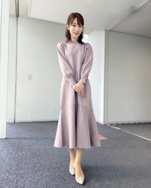 Mariko Dou Instagram - おはようございます😃
年が明けて「ワイド！スクランブル」も、2回の金曜日の放送が終わりました。
今年も一つ一つの仕事を丁寧に、積極的に、取り組んでいきたいです😌
改めて本年もどうぞよろしくお願い致します✨

 #大下容子ワイドスクランブル #ワイドスクランブル #ニュース #テレビ朝日 #堂真理子 #アナウンサー #アナウンサー衣装 #番組衣装
