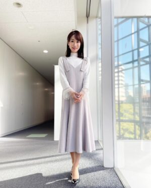 Mariko Dou Instagram - 年内最後の「ワイド！スクランブル」、放送中です！

本日の衣装は、

☆ニット,ジャンパースカート… #proportionbodydressing 
☆アクセサリー… #starjewelry

でした👗✨

今日の「ピックアップニュース」で、仕事納めとなりました🎤
今年も本当にありがとうございました😌✨

年内も残りわずかですが、皆さまが元気に過ごせますように✨

 #大下容子ワイドスクランブル 
 #ワイドスクランブル
 #ニュース #テレビ朝日 #堂真理子 #アナウンサー #アナウンサー衣装 #番組衣装
 #今日 が
 #仕事納め
 #今年 も
 #ありがとうございました