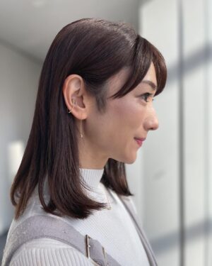 Mariko Dou Instagram - 年内最後の「ワイド！スクランブル」、放送中です！

本日の衣装は、

☆ニット,ジャンパースカート… #proportionbodydressing 
☆アクセサリー… #starjewelry

でした👗✨

今日の「ピックアップニュース」で、仕事納めとなりました🎤
今年も本当にありがとうございました😌✨

年内も残りわずかですが、皆さまが元気に過ごせますように✨

 #大下容子ワイドスクランブル 
 #ワイドスクランブル
 #ニュース #テレビ朝日 #堂真理子 #アナウンサー #アナウンサー衣装 #番組衣装
 #今日 が
 #仕事納め
 #今年 も
 #ありがとうございました