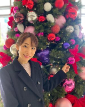 Mariko Dou Instagram - クリスマスの週末は、家族と過ごしました🎄🪅
娘が写真を撮ってくれると言うので、調子に乗って色々ポーズを取ってみました笑

 #家族 で
 #過ごす
 #クリスマス
 #休日
 #撮影 は
 #娘
 #堂真理子 #テレビ朝日 #アナウンサー