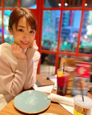 Mariko Dou Instagram - クリスマスの週末は、家族と過ごしました🎄🪅
娘が写真を撮ってくれると言うので、調子に乗って色々ポーズを取ってみました笑

 #家族 で
 #過ごす
 #クリスマス
 #休日
 #撮影 は
 #娘
 #堂真理子 #テレビ朝日 #アナウンサー