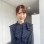 Mariko Dou Instagram - 先週着用した「ワイド！スクランブル」の衣装は、 ☆ワンピース… #stola ☆アクセサリー… #ete でした👗 大好きなドット柄でした💕 明日もよろしくお願いします😊 #大下容子ワイドスクランブル #ワイドスクランブル #ニュース #テレビ朝日 #堂真理子 #アナウンサー #アナウンサー衣装 #番組衣装