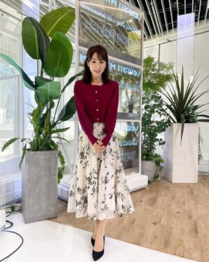 Mariko Dou Instagram - おはようございます☀
今朝もアベモニ、ありがとうございます😊今朝の衣装は、鮮やかな赤系ニットのワンピースで、クリスマスっぽいカラーでした🎄✨

今日は晴れてますが気温は低いですね❄️暖かくしてお過ごしください😌

 #おはようございます
 #アベモニ
 #ありがとうございます
 #クリスマス
 #カラー の
 #衣装
 #今日 は
 #寒い ですね
 #暖かく して過ごして下さい
 #堂真理子 #テレビ朝日 #アナウンサー