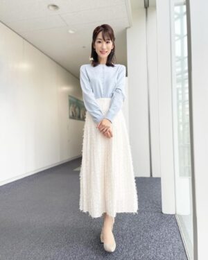 Mariko Dou Instagram - 本日の「ワイド！スクランブル」の衣装は、

☆カーディガン… #lounie
☆スカート… #stola
☆アクセサリー… #ete

でした👗✨

今週もお疲れ様でした😊
 
 #大下容子ワイドスクランブル #ワイドスクランブル #ニュース #テレビ朝日 #堂真理子 #アナウンサー #アナウンサー衣装 #番組衣装