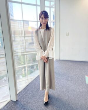 Mariko Dou Instagram - 本日の「ワイド！スクランブル」の衣装は、

☆ブラウス,ジャンパースカート… #stola

でした👗✨
髪型は、ハーフアップのお団子にしてもらいました🎵

明日も、アベモニ後に担当します🎤
よろしくお願いします😊

 #大下容子ワイドスクランブル 
 #ワイドスクランブル
 #ニュース
 #テレビ朝日
 #堂真理子 #アナウンサー #番組衣装 #アナウンサー衣装