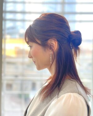 Mariko Dou Instagram - 本日の「ワイド！スクランブル」の衣装は、

☆ブラウス,ジャンパースカート… #stola

でした👗✨
髪型は、ハーフアップのお団子にしてもらいました🎵

明日も、アベモニ後に担当します🎤
よろしくお願いします😊

 #大下容子ワイドスクランブル 
 #ワイドスクランブル
 #ニュース
 #テレビ朝日
 #堂真理子 #アナウンサー #番組衣装 #アナウンサー衣装