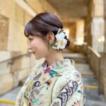 Mariko Dou Instagram - 先日の着物撮影の時のオフショット📷 髪飾りが着物の柄ともよく合っていて素敵でした👘✨ 暖かい日が続いていますが、もう12月も中旬ですね‼️びっくり！ 今年も残りわずかですが、元気に過ごしたいです😊 それでは今週も頑張りましょう❣️ #着物 #撮影 #オフショット #横顔 #素敵 な #髪飾り #堂真理子 #テレビ朝日 #アナウンサー