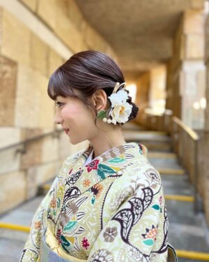Mariko Dou Instagram - 先日の着物撮影の時のオフショット📷
髪飾りが着物の柄ともよく合っていて素敵でした👘✨

暖かい日が続いていますが、もう12月も中旬ですね‼️びっくり！
今年も残りわずかですが、元気に過ごしたいです😊
それでは今週も頑張りましょう❣️

 #着物
 #撮影
 #オフショット
 #横顔
 #素敵 な
 #髪飾り
 #堂真理子 #テレビ朝日 #アナウンサー