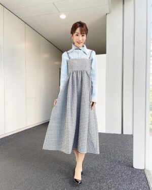 Mariko Dou Instagram - 「ワイド！スクランブル」の衣装は、

☆ニット,スカート… #ノーリーズ
☆アクセサリー… #starjewelry

でした👗✨

ニットとワンピースのデザインが素敵でした💕
週末も暖かくなりそうですね☀️

素敵な週末をお過ごしください🎵

 #大下容子ワイドスクランブル #ワイドスクランブル #ニュース #テレビ朝日 #堂真理子 #アナウンサー #アナウンサー衣装 #番組衣装