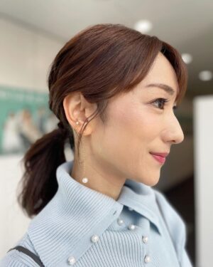 Mariko Dou Instagram - 「ワイド！スクランブル」の衣装は、

☆ニット,スカート… #ノーリーズ
☆アクセサリー… #starjewelry

でした👗✨

ニットとワンピースのデザインが素敵でした💕
週末も暖かくなりそうですね☀️

素敵な週末をお過ごしください🎵

 #大下容子ワイドスクランブル #ワイドスクランブル #ニュース #テレビ朝日 #堂真理子 #アナウンサー #アナウンサー衣装 #番組衣装