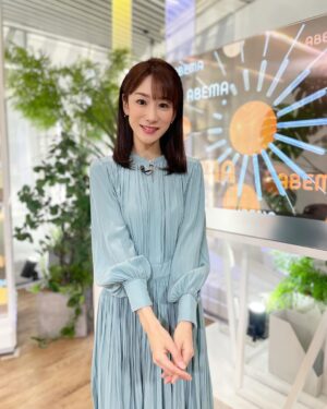 Mariko Dou Instagram - アベモニ直後のスタジオから✨
今朝もご覧下さった皆さま、ありがとうございました！！
今日は季節外れの暖かさになるところが多いようですね。寒暖差にお気を付け下さい。

今朝の衣装は、爽やかなブルーのワンピースでした👗✨

それでは今日も一日頑張りましょう❣️

 #おはようございます
 #アベモニ
 #ありがとうございます
 #今日 は
 #暖かく なりそうです
 #堂真理子 #テレビ朝日 #アナウンサー