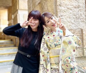 Mariko Dou Instagram - 先週、待ち受け配信用の着物撮影をしました👘✨お天気にも恵まれ、綺麗なお着物を選んでいただき、素敵な写真をたくさん撮ってもらいました💕
可愛い新人の荒井アナとも2ショット写真を撮りました‼️（年齢差は恐ろし過ぎるので、考えないことにします😂笑）
アナウンス部SNS用の動画や写真は、三谷アナが撮影してくれました〜！三谷さん自身、このあと着物撮影を控えているにも関わらず、忙しい時間の合間に来てくれました😭✨ありがとうございます❣️
普段中々話す機会のない後輩たちともおしゃべりできて、楽しかったです♪

待ち受け配信はもう少し先になりますが、またお知らせしますね😊

さて、あっという間に12月に突入しましたね💦
今年も残り1ヶ月を切りましたが、元気に過ごしましょう♪

 #着物 を着て
 #写真撮影
 #撮影
 #待ち受け
 #配信 用
 #三谷紬 アナ
 #荒井理咲子 アナ
 #可愛い
 #後輩 と
 #堂真理子 #テレビ朝日 #アナウンサー