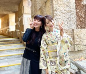 Mariko Dou Instagram - 先週、待ち受け配信用の着物撮影をしました👘✨お天気にも恵まれ、綺麗なお着物を選んでいただき、素敵な写真をたくさん撮ってもらいました💕
可愛い新人の荒井アナとも2ショット写真を撮りました‼️（年齢差は恐ろし過ぎるので、考えないことにします😂笑）
アナウンス部SNS用の動画や写真は、三谷アナが撮影してくれました〜！三谷さん自身、このあと着物撮影を控えているにも関わらず、忙しい時間の合間に来てくれました😭✨ありがとうございます❣️
普段中々話す機会のない後輩たちともおしゃべりできて、楽しかったです♪

待ち受け配信はもう少し先になりますが、またお知らせしますね😊

さて、あっという間に12月に突入しましたね💦
今年も残り1ヶ月を切りましたが、元気に過ごしましょう♪

 #着物 を着て
 #写真撮影
 #撮影
 #待ち受け
 #配信 用
 #三谷紬 アナ
 #荒井理咲子 アナ
 #可愛い
 #後輩 と
 #堂真理子 #テレビ朝日 #アナウンサー