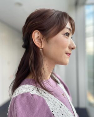 Mariko Dou Instagram - 本日の「ワイド！スクランブル」の衣装は、

☆ニット,スカート… #laissepasse 
☆アクセサリー… #starjewelry

でした👗✨
パフスリーブのピンクニットとジャンパースカートの組み合わせが冬らしくて素敵でした❄️💕

今日も寒かったですが、週末はさらに寒くなりそうですね⛄️
暖かくしてお過ごしください✨
今週もお疲れ様でした♪

 #大下容子ワイドスクランブル #ワイドスクランブル #ニュース #テレビ朝日 #堂真理子 #アナウンサー #アナウンサー衣装 #番組衣装
