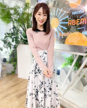 Mariko Dou Instagram - おはようございます☀
久しぶりの投稿になってしまい、ごめんなさい🙇‍♀️
子供達と一緒に、鼻と喉の風邪を引いてしまいましたが、元気です‼️
皆さんも体調にはお気を付け下さい。

今朝もアベモニをご覧下さった皆さま、ありがとうございました😊
今日の衣装は襟のデザインが素敵なピンクのニットで、テンションも上がりました💕

今日も一日頑張りましょう🎵

 #おはようございます
 #アベモニ
 #ありがとうございます
 #堂真理子 #テレビ朝日 #アナウンサー