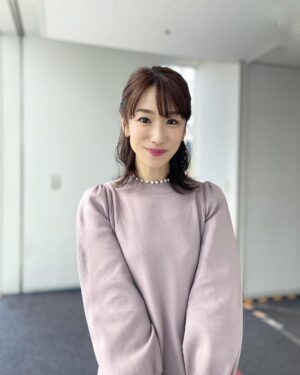 Mariko Dou Instagram - おはようございます😃
年が明けて「ワイド！スクランブル」も、2回の金曜日の放送が終わりました。
今年も一つ一つの仕事を丁寧に、積極的に、取り組んでいきたいです😌
改めて本年もどうぞよろしくお願い致します✨

 #大下容子ワイドスクランブル #ワイドスクランブル #ニュース #テレビ朝日 #堂真理子 #アナウンサー #アナウンサー衣装 #番組衣装