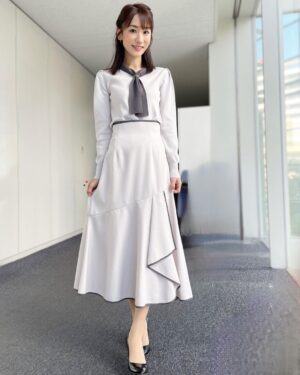 Mariko Dou Instagram - 本日の「ワイド！スクランブル」の衣装は、

☆ニット,スカート… #proportionbodydressing 
☆アクセサリー… #ete

でした👗✨
トップスのニット、ネクタイのようなデザインで、とても素敵でした🥰
今日の東京は、11月下旬とは思えないほど暖かかったですね☀️
夜は気温が一気に下がるようなので、寒暖差にはお気を付け下さい。
今週もお疲れ様でした✨

 #大下容子ワイドスクランブル #ワイドスクランブル #ニュース #テレビ朝日 #堂真理子 #アナウンサー #アナウンサー衣装 #番組衣装