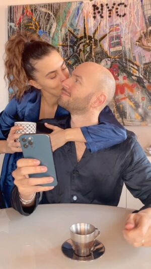 Marina Crialesi Instagram - Stiamo programmando le nostre prossime vacanze usando l’app di @aktioapp 😁😁 e anche la carta @aktioapp_ita non può mancare ! #aktio #aktioapp #empoweryourmoney #adv