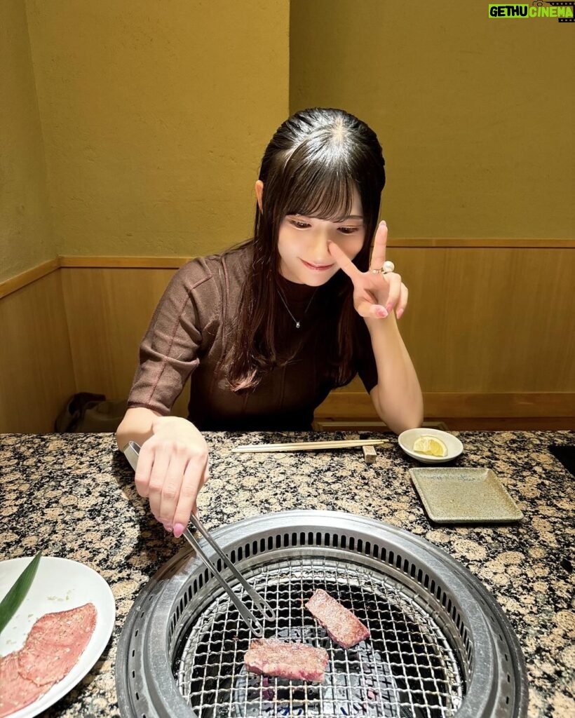 Marina Yamada Instagram - . 妹と美味しいお肉食べてきた♡ うしごろのお肉ほんとにおいしい..🥺 @ushigoro_yakiniku 季節限定特別コースたべました！🍁 ボリューム満点のコースで 極みのタン、ユッケ、シャトーブリアンとかとか... おなかいっぱい食べました♡ 美味しいお肉食べてお酒も飲んで幸せだった〜〜 お店の雰囲気も落ち着いてて過ごしやすかったので 妹とひたすら食を楽しみました..🤍 みんなも是非行ってみてね·͜· ︎︎ᕷ #うしごろ貫 #日本酒 #恵比寿焼肉 #五反田焼肉 #焼肉 #PR 焼肉と和酒 うしごろ 貫