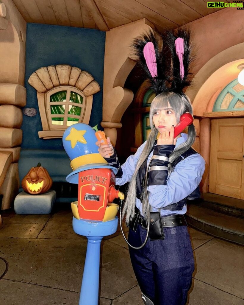 Marina Yamada Instagram - . 🚨🐰🥕 #ディズニー #ディズニーランド #dハロ #dハロ仮装 #ハロウィン #コスプレ #ズートピア #ジュディ #ズートピアコスプレ #トゥーンタウン #disney #disneyland #cosplay #halloween Tokyo Disneyland