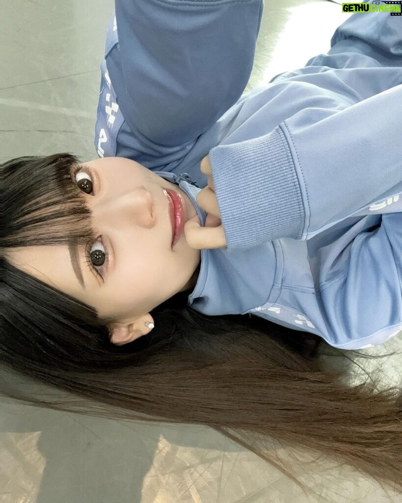 Marina Yamada Instagram - . やあ🧸⋆꙳ 最近はナナシスのライブリハに 朗読劇のリハにとがんばっております。 写真はこの前のナナシスリハのときの ✩ ひなちゃん @hina_kawago のブランドの @yonakajp のジャージがかわいくて 着るだけでとってもやる気が出てくる。🩵 シオネカラーなのもよき🐧 2053ライブは16.17 朗読劇「美男ペコパンと悪魔」は21.23 どちらもよろしくお願い致します！がんばるぞ〜