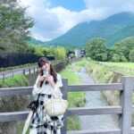 Marina Yamada Instagram - . 8月が終わる前に 福岡帰ったときの思い出を🌻 この日は 大分までドライブ連れてってもらいました！ 湯布院の金鱗湖っていうところかあって、 湯の坪街道で食べ歩きしたり 金鱗湖までのんびり歩いて緑をずっと眺めて... 心地よくて楽しかった〜 とにかく景色がすごく綺麗🥺 昔から母がドライブするのが好きなのもあって、 由布岳からの絶景を見ながら別府ロープウェイに行くっていうドライブコースが定番で よく連れてってくれてたんだ〜🌱‬ なんか懐かしかったなあ.. 九州ほんとにいいところ。 #金鱗湖 #湯の坪街道 #大分観光 #湯布院観光 #由布岳 #ドライブ #別府ロープウェイ 今回は時間外で乗れなかった🥲