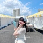 Marina Yamada Instagram - . #TIF2023 たのしかったー！🩵 去年も1枚目のやつみたいなお写真撮ってたな〜 ちょっとお天気荒れたりもして ファンのみんなは大変だったかもしれないけど..！ 今年もたのしかった！！！！！ まだまだ夏、いっしょにたのしもーね！⠉̮⃝︎︎ #TIF2023 #アイドル #夏 #衣装 #水色 🌻