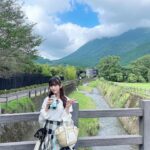 Marina Yamada Instagram - . 8月が終わる前に 福岡帰ったときの思い出を🌻 この日は 大分までドライブ連れてってもらいました！ 湯布院の金鱗湖っていうところかあって、 湯の坪街道で食べ歩きしたり 金鱗湖までのんびり歩いて緑をずっと眺めて... 心地よくて楽しかった〜 とにかく景色がすごく綺麗🥺 昔から母がドライブするのが好きなのもあって、 由布岳からの絶景を見ながら別府ロープウェイに行くっていうドライブコースが定番で よく連れてってくれてたんだ〜🌱‬ なんか懐かしかったなあ.. 九州ほんとにいいところ。 #金鱗湖 #湯の坪街道 #大分観光 #湯布院観光 #由布岳 #ドライブ #別府ロープウェイ 今回は時間外で乗れなかった🥲