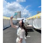 Marina Yamada Instagram - . #TIF2023 たのしかったー！🩵 去年も1枚目のやつみたいなお写真撮ってたな〜 ちょっとお天気荒れたりもして ファンのみんなは大変だったかもしれないけど..！ 今年もたのしかった！！！！！ まだまだ夏、いっしょにたのしもーね！⠉̮⃝︎︎ #TIF2023 #アイドル #夏 #衣装 #水色 🌻