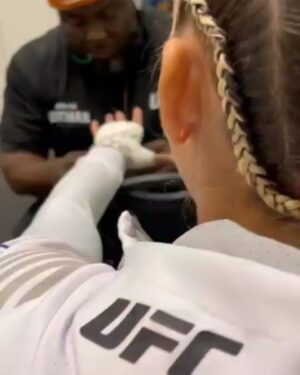 Mariya Agapova Instagram - Я влюбилась в эту песню. Она играла на повторе 5 дней подряд  в Вегасе перед моим боем с Сабиной Мазо. Теперь я хочу выйти под эту песню на свой следующий бой. 😻🌟

I fell in love with this song.  It played on replay for 5 days in a row in Vegas before my fight with Sabina Mazo.  Now I want to walk out with this song on my next fight.😻🌟
#song 
#fight
#mma
#ufc