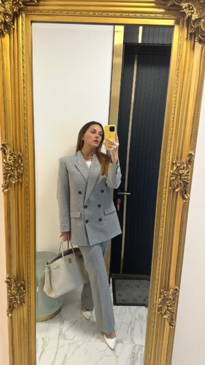 Mariya Shumakova Instagram - Эх закрутила меня круговерть земная: я вам и актриса, и таролог, страстный любитель жизни и в целом, эзотерик со стажем! 🌪️

Но секретом мастерства владею! Поможет в любой сфере жизни))))🧙🏻

А кто хочет расклад ТАРО, пишите в «хочу расклад» в директе!🐈‍⬛